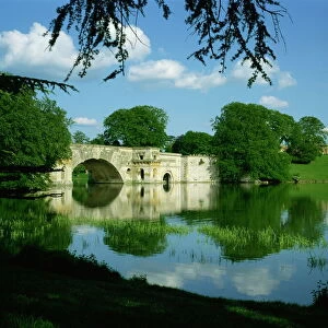 Bridge, lake and house, Blenheim Palace, Oxfordshire, England, United Kingdom, Europe