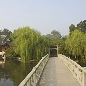 Bridge and pavilion, West Lake, Hangzhou, Zhejiang Province, China, Asia