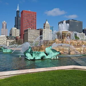 Buckingham Fountain in Grant Park with Sears Tower and skyline beyond, Chicago