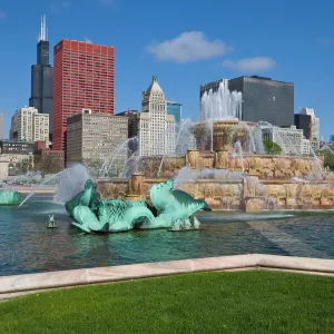 Buckingham Fountain in Grant Park with Sears Tower and skyline beyond, Chicago