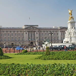 Buckingham Palace and Queen Victoria Monument, London, England, United Kingdom, Europe