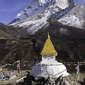Buddhist Stupa outside the town of Dingboche in the Himalayas, Nepal, Asia