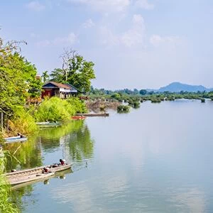 Buildings along the Mekong River at Don Det, Si Phan Don (Four Thousand Islands)