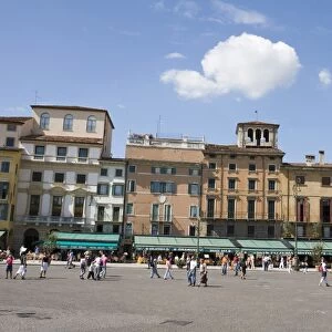Cafes and restaurants in Piazza Bra, Verona, Italy