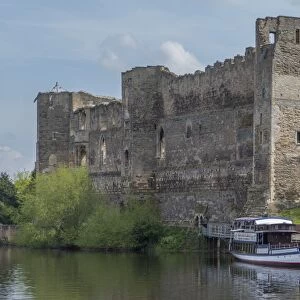 Castle and River Trent, Newark, Nottinghamshire, England, United Kingdom, Europe