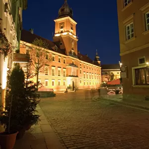 Castle Square (Plac Zamkowy) and the Royal Castle illuminated at dusk