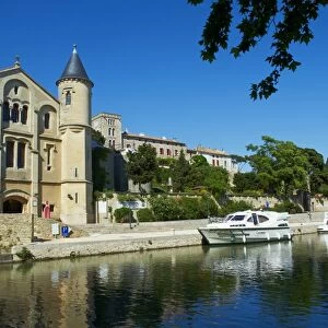 The castle of Ventenac-en-Minervois, Navigation on the Canal du Midi, UNESCO World Heritage Site, Aude, Languedoc Roussillon, France, Europe