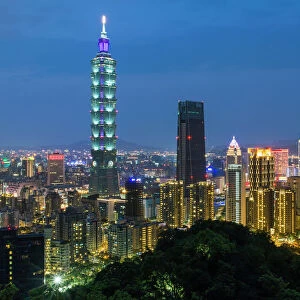 City skyline and Taipei 101 building in the Xinyi district, Taipei, Taiwan, Asia