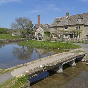 Cottages, Old MIll Museum and bridge over the River Eye in Lower Slaughter, Cotswolds