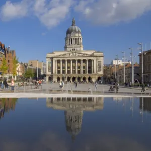 Council House reflected in the infinity pool, and fountains in the newly renovated Old Market Square in the city centre, Nottingham, Nottinghamshire, England, United