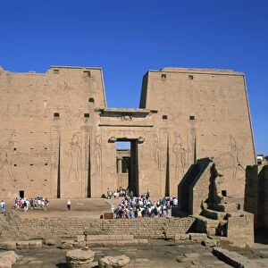Crowds of tourists in front of the entrance pylon of the temple at Edfu