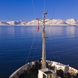 Cruising Woodfjord, Svalbard Archipelago, Norway, Arctic, Scandinavia, Europe
