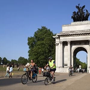Cyclists under the Wellington Arch, Hyde Park Corner, London, England, United Kingdom, Europe