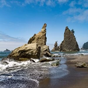 Dramatic sea stacks on Rialto Beach in the Olympic National Park, UNESCO World Heritage Site