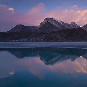 Dudh Pokhari Lake, Gokyo, Solu Khumbu (Everest) Region, Nepal, Himalayas, Asia