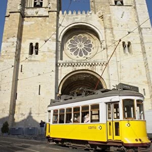 Eletrico (electric tram) in front of the Se Cathedral