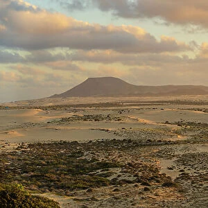 Elevated view of sand dunes and mountains at sunset, Corralejo Natural Park, Fuerteventura, Canary Islands, Spain, Atlantic, Europe