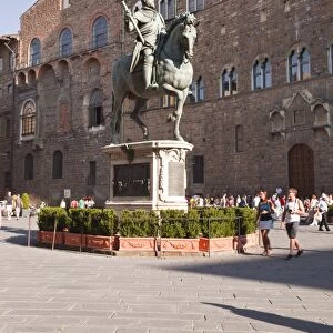 The equestrian statue of Cosimo I de Medici by Gianbologna in Piazza della Signoria, Florence, Tuscany, Italy, Europe
