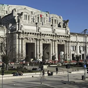 The facade of Milan central railway station (Milano Centrale), designed by Ulisse Stacchini and opened in 1931, Milan, Lombardy, Italy, Europe