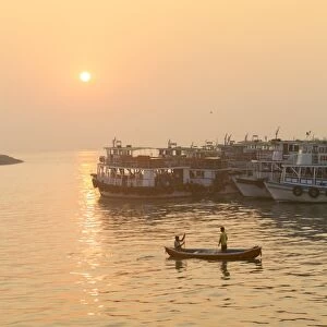A fishing boat on the Arabian Ocean in front of the Gateway of India, Mumbai, Maharashtra, India, Asia