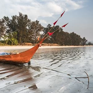 Fishing boat on Maungmagan Beach, Dawei, Tanintharyi Region, Myanmar (Burma), Asia