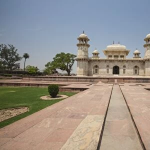 A footpath leads to the sandstone mausoleum of the Moghul Emperor Humayun which has