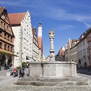 Fountain and tower of the townhall, Rothenburg ob der Tauber, Romantic Road (Romantische Strasse), Franconia, Bavaria, Germany