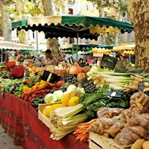 Fruit and vegetable market, Aix-en-Provence, Bouches-du-Rhone, Provence, France, Europe