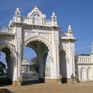 The gate to the palace at Mysore