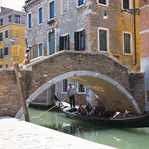Gondola passing beneath the Ponte Ruga Vecchia, Santa Croce district, Venice