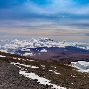 Gorgeous view of the snowy trail to Mount Kilimanjaro, UNESCO World Heritage Site, Tanzania, East Africa, Africa
