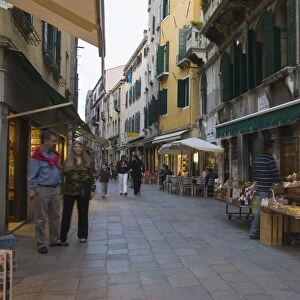 Green grocers shop in Calle dei Boteri, San Polo, Venice, Veneto, Italy, Europe