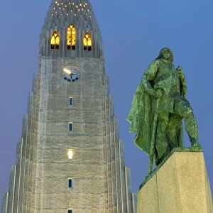 The Hallgrims Church with a statue of Leif Erikson in the foreground lit up at night