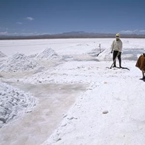 Hand-working in Colchani salt pans, Salar de Uyuni, salt flat, Southwest Highlands