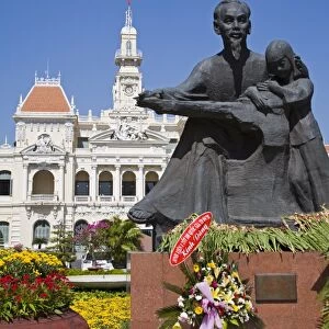 HCMCs Peoples Committee Building (Hotel de Ville) and Ho Chi Minh statue