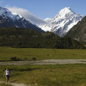 Hikers below Aoraki (Mount Cook)