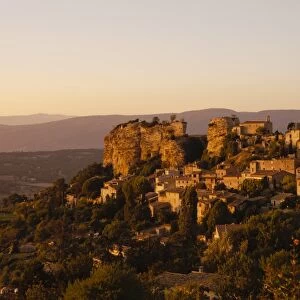 The hill top village of Saignon at sunset, Provence, France, Europe