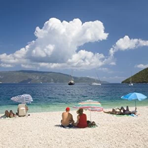 Holidaymakers on Antisamos Beach, Sami, Kefalonia (Kefallonia) (Cephalonia), Ionian Islands, Greek Islands, Greece, Europe