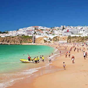 Holidaymakers on Fishermans Beach (Praia dos Pescadores), Albufeira Beach, Algarve, Portugal, Europe