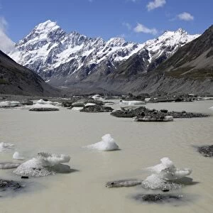 Hooker Lake and Glacier with icebergs and Mount Cook, Mount Cook National Park, UNESCO World Heritage Site, Canterbury region, South Island, New Zealand, Pacific
