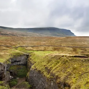 Hull Pot and Pen Y Ghent Horton in Ribblesdale, Yorkshire Dales, Yorkshire, England, United Kingdom, Europe