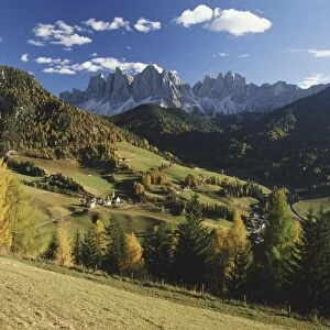 Italy, Cortina, Dolomites, view from over rolling landscape