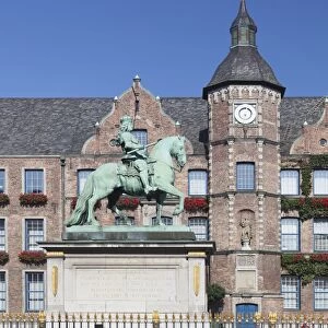 Jan Wellem statue, town hall, Marktplatz, old town of Dusseldorf, North Rhine Westphalia, Germany, Europe