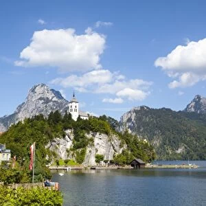Johannesberg Chapel and Lake Traunsee, Traunkirchen, Salzkammergut, Upper Austria, Austria, Europe