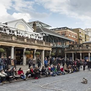 Juggler performs to a large crowd, Piazza and Central Market, Covent Garden, London