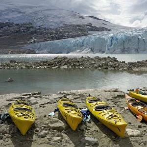 Kayaks, Austdalsbreen Glacier, Styggevatnet Lake, Jostedalsbreen Icecap, Sogn og Fjordane, Norway, Scandinavia, Europe