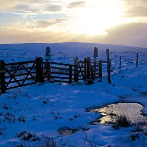 Kinder Scout Pennine Way in winter, Peak District National Park, Derbyshire, England, United Kingdom, Europe