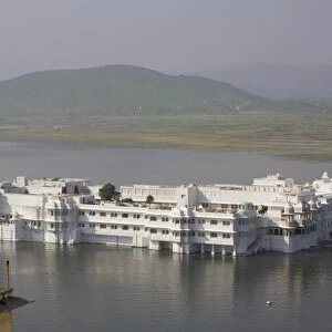 Lake Palace and Lake Pichola, Udaipur, Rajasthan, India, Asia