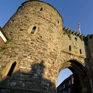 Landgate, part of the 14th century surrounding town walls, Rye, East Sussex, England, United Kingdom, Europe