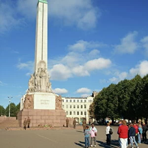 Latvians and guards in front of the Freedom Monument in the city of Riga